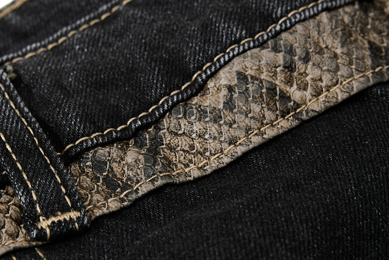 Yiaknis Black Washed Flared Jeans with Snake-Print Belt