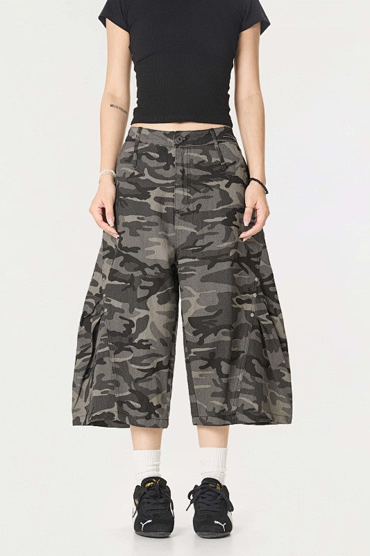 Yiaknis Curved-Leg Cropped Camo Trousers, Side Pockets, Grey Camo – photo 20